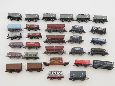 Lot 464 - A quantity of mixed OO gauge unboxed vans and...