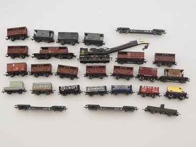 Lot 465 - A quantity of mixed OO gauge unboxed vans and...