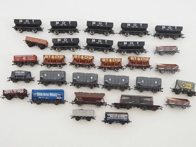 Lot 466 - A quantity of mixed OO gauge unboxed vans and...