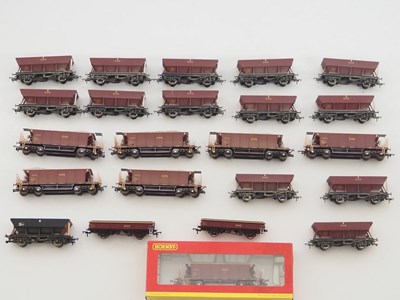 Lot 472 - A quantity of mostly unboxed HORNBY OO gauge...