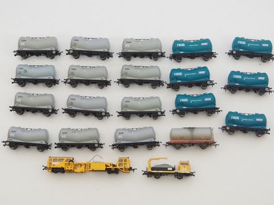 Lot 473 - A large quantity of mixed unboxed OO gauge...