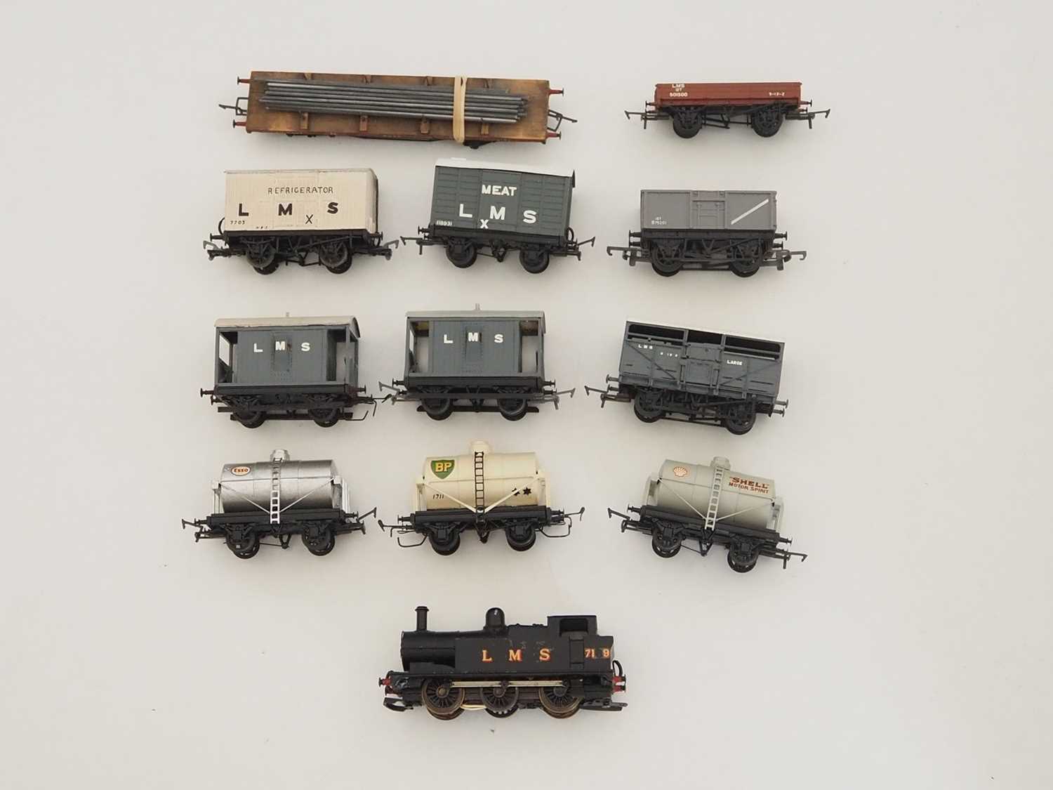 Lot 536 - A group of OO gauge rolling stock to include a...