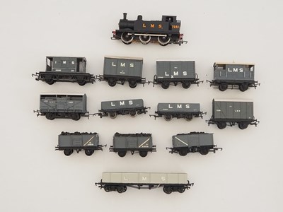 Lot 537 - A group of OO gauge rolling stock to include a...