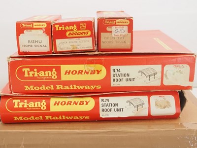 Lot 561 - A group of OO gauge TR-ANG and HORNBY wagons,...
