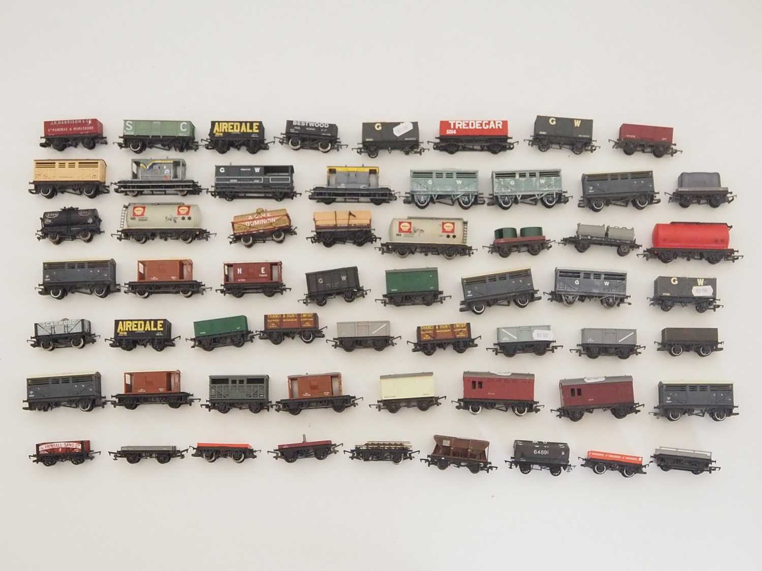 Lot 565 - A group of unboxed OO Gauge wagons by HORNBY...