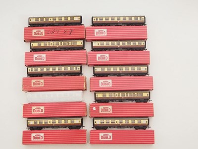 Lot 569 - A group of HORNBY DUBLO OO gauge 2-rail Super...