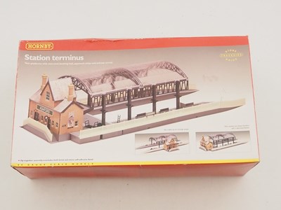 Lot 571 - A group of mostly HORNBY OO gauge buildings...