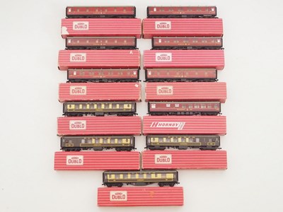 Lot 573 - A group of HORNBY DUBLO OO gauge 2-rail Super...