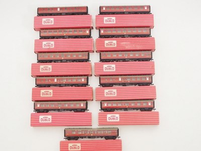 Lot 575 - A group of HORNBY DUBLO OO gauge 2-rail Super...