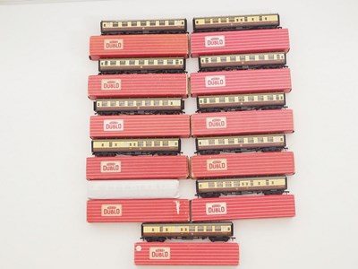 Lot 576 - A group of HORNBY DUBLO OO gauge 2-rail Super...