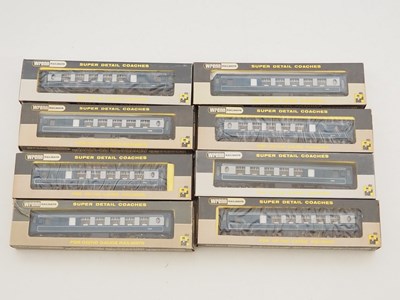 Lot 585 - A rake of WRENN OO gauge Pullman cars all in...