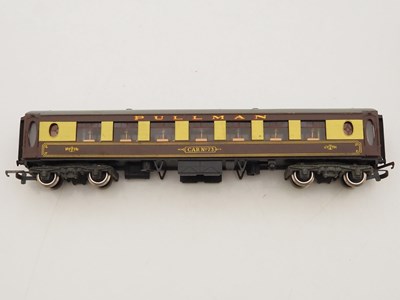 Lot 586 - A rake of WRENN OO gauge Pullman cars in...