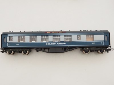 Lot 586 - A rake of WRENN OO gauge Pullman cars in...