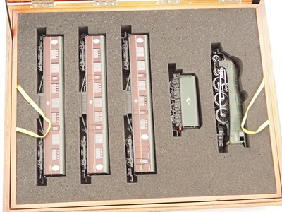 Lot 600 - A BACHMANN OO gauge 31-960 'The Elizabethan'...