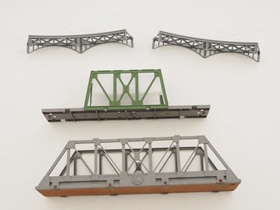 Lot 602 - A large crate of OO gauge platforms, buildings...