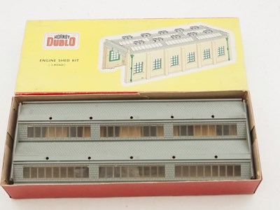 Lot 602 - A large crate of OO gauge platforms, buildings...