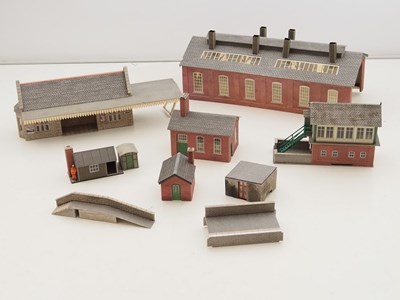 Lot 602 - A large crate of OO gauge platforms, buildings...