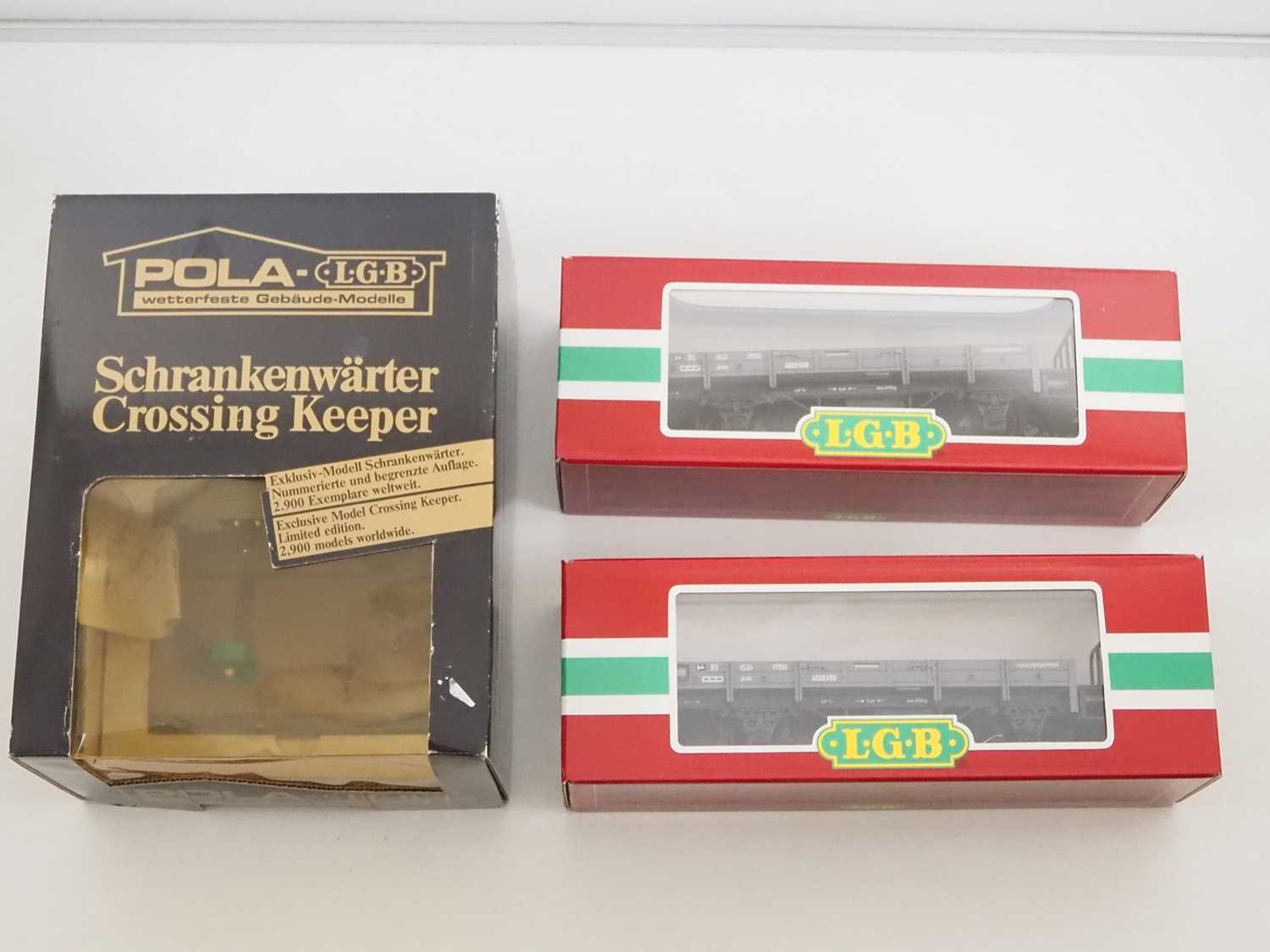 Lot 622 - A pair of LGB G scale 40230 flat wagons in...