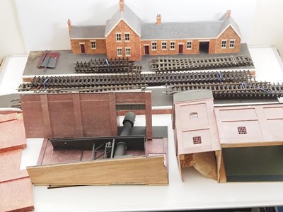 Lot 659 - A group of O gauge kitbuilt buildings and...