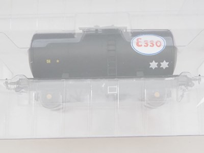 Lot 669 - A pair of HELJAN O gauge tank wagons,...