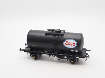 Lot 669 - A pair of HELJAN O gauge tank wagons,...