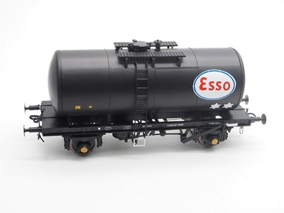 Lot 669 - A pair of HELJAN O gauge tank wagons,...