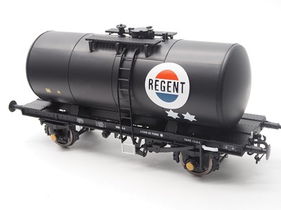 Lot 670 - A pair of HELJAN O gauge tank wagons,...