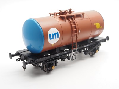 Lot 670 - A pair of HELJAN O gauge tank wagons,...