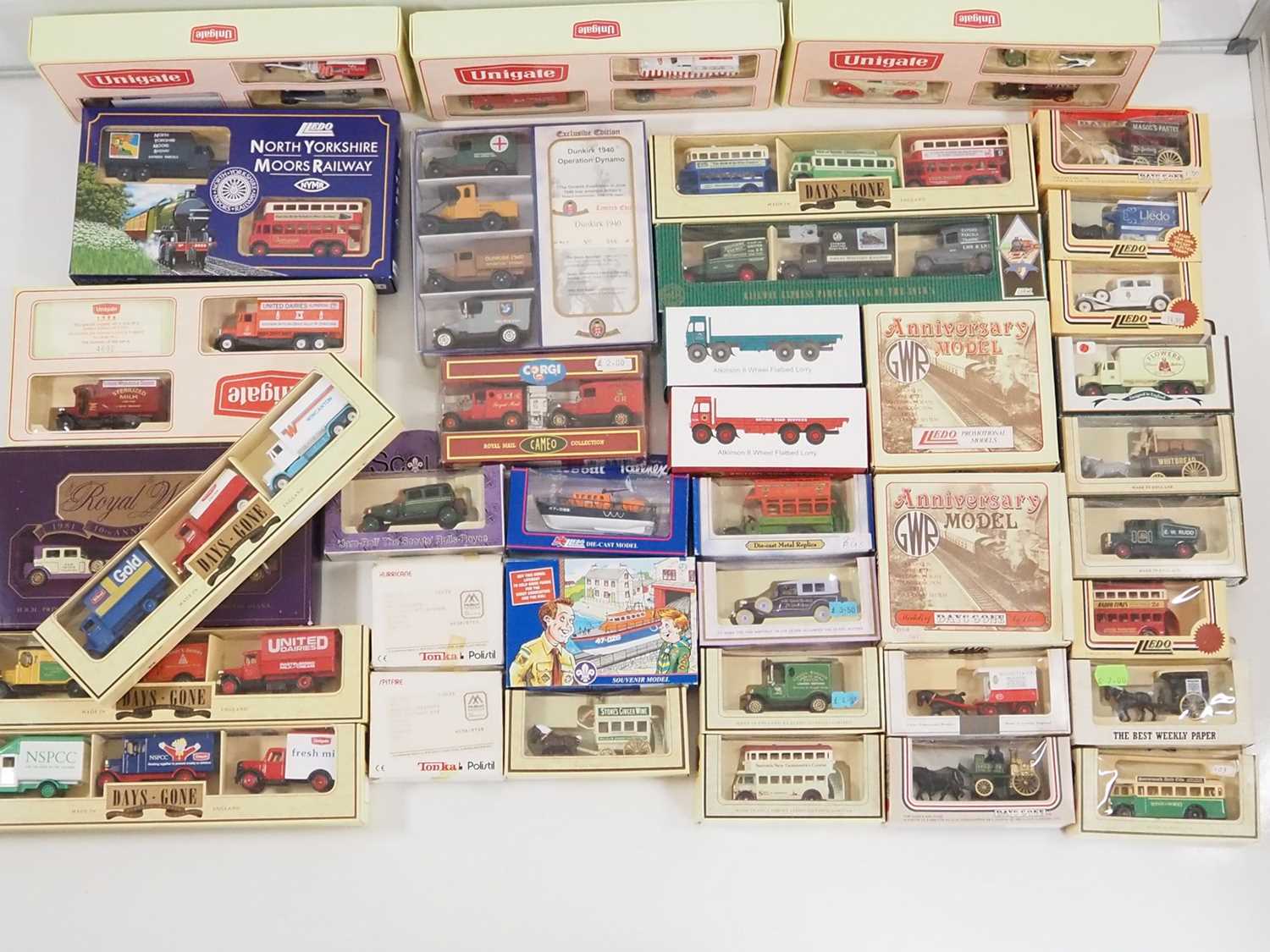 Lot 61 - A large group of mixed boxed diecast vehicles...