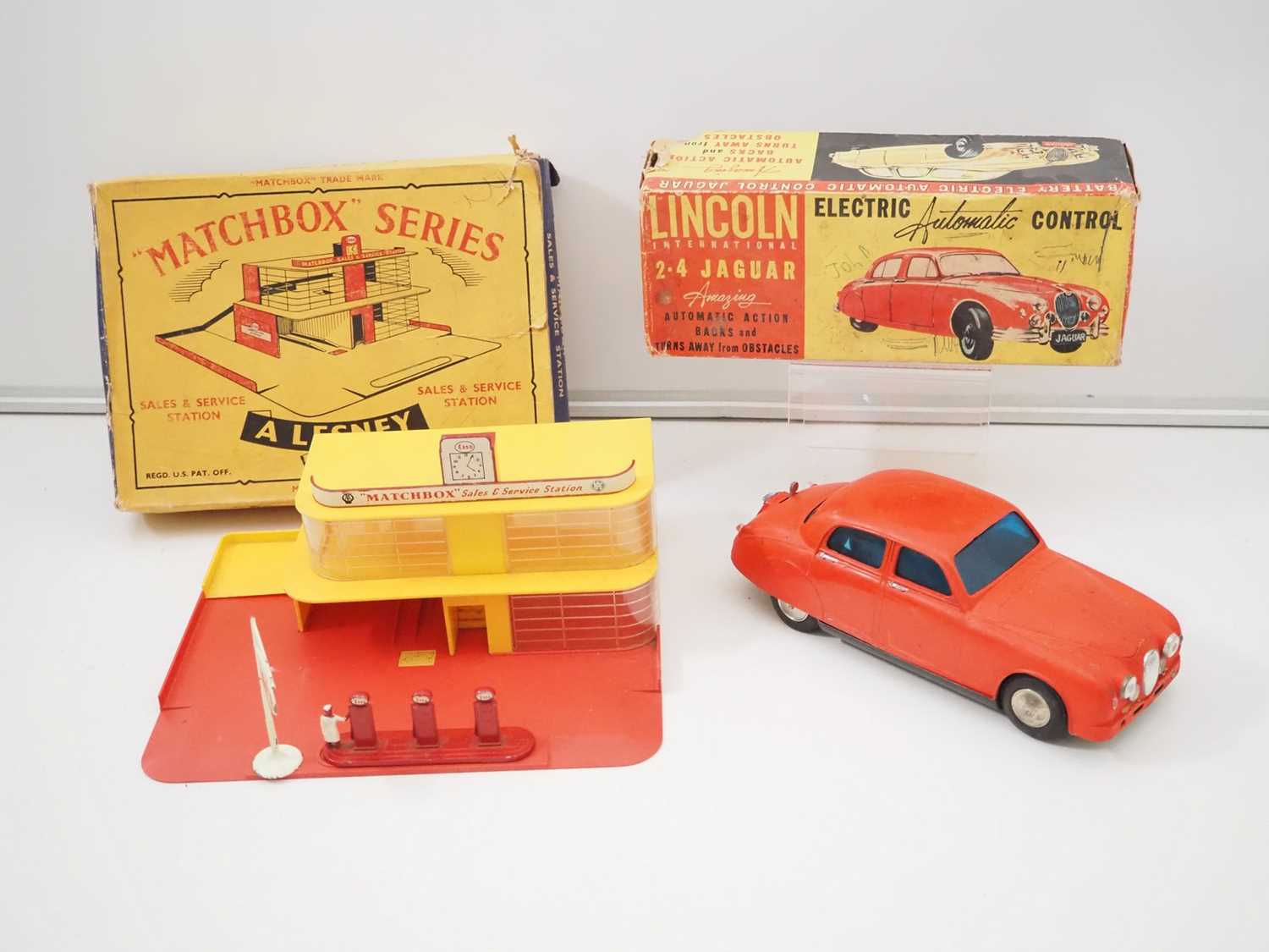 Lot 94 - A pair of boxed vintage items comprising a...