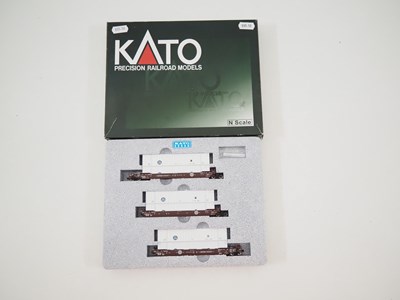 Lot 258 - A group of KATO N gauge model railway items...