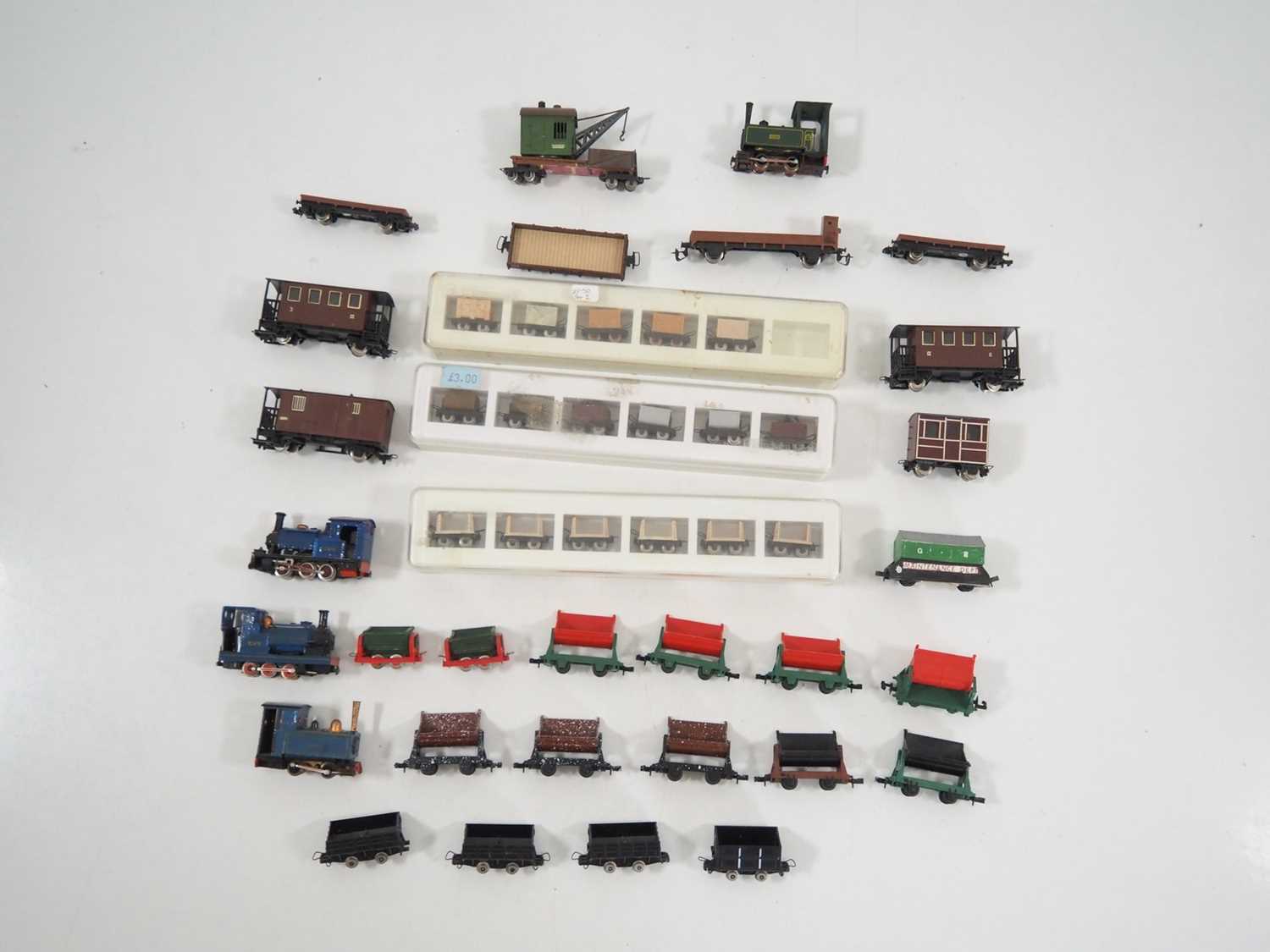 Lot 284 - A group of boxed and unboxed OO9 / HOe scale...