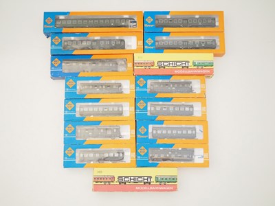 Lot 303 - A large group of mixed ROCO HO gauge commuter...