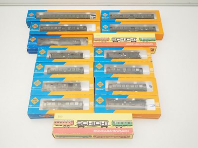 Lot 303 - A large group of mixed ROCO HO gauge commuter...