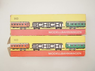 Lot 303 - A large group of mixed ROCO HO gauge commuter...