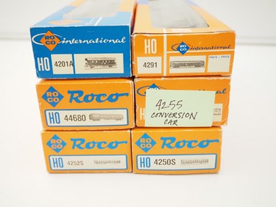 Lot 303 - A large group of mixed ROCO HO gauge commuter...