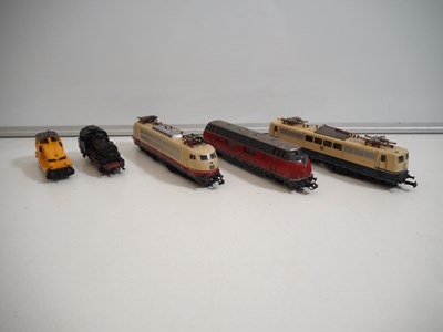 Lot 323 - A mixed group of unboxed MARKLIN HO gauge...