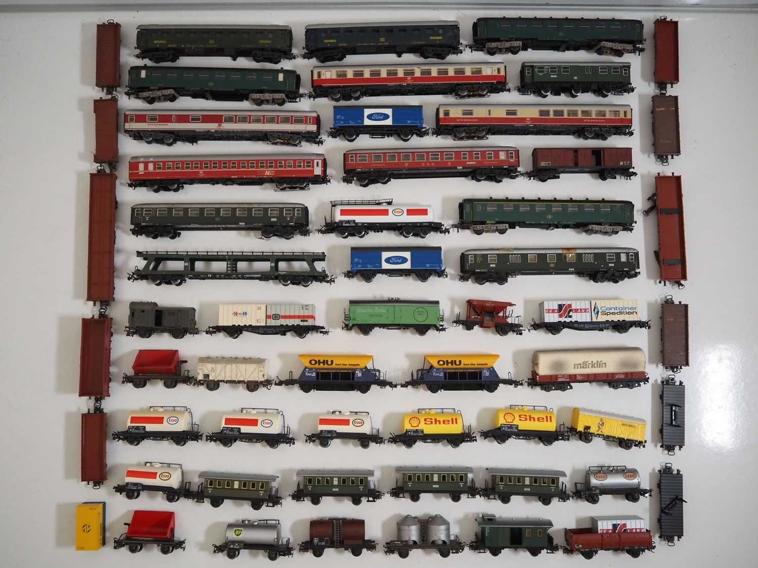 Lot 324 - A large quantity of unboxed MARKLIN HO gauge...