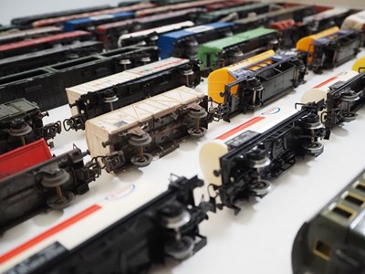 Lot 324 - A large quantity of unboxed MARKLIN HO gauge...