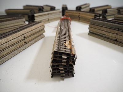 Lot 325 - A selection of MARKLIN unboxed HO gauge 3-rail...