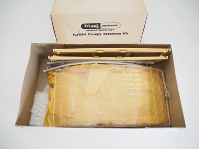 Lot 390 - A TRIANG HORNBY OO gauge R5084 Canopy...