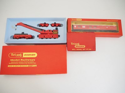 Lot 391 - A group of TRIANG OO gauge rolling stock...