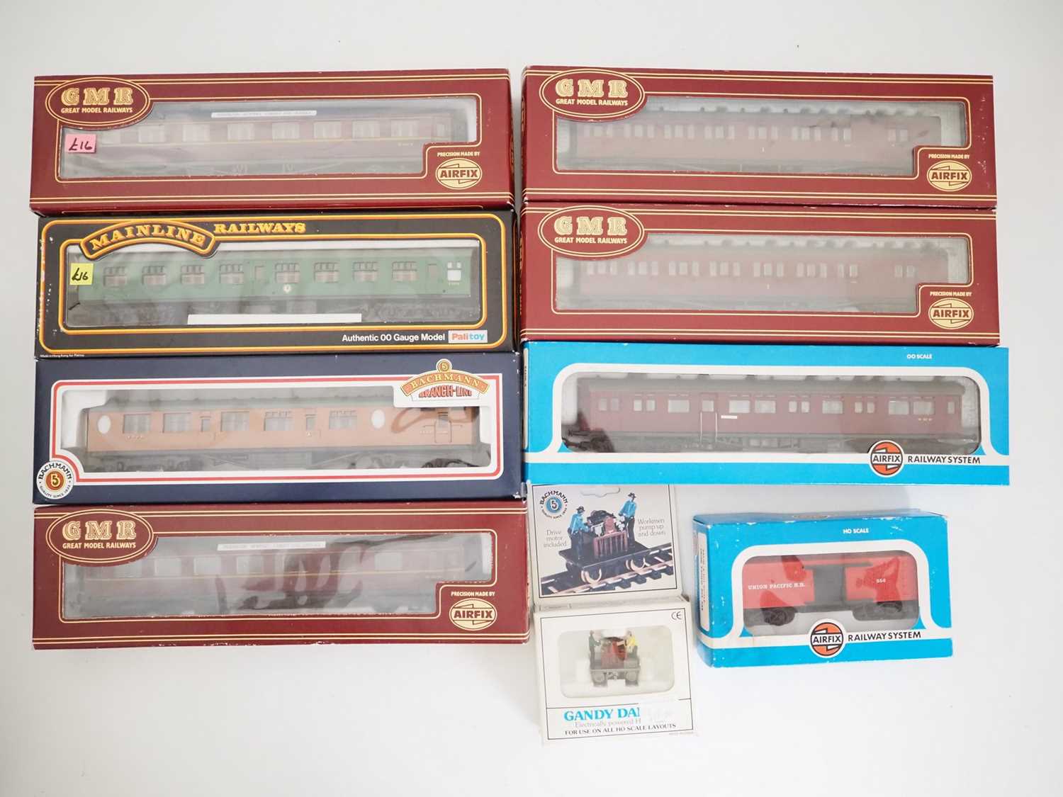 Lot 425 - A group of OO gauge passenger coaches by...