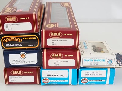 Lot 425 - A group of OO gauge passenger coaches by...