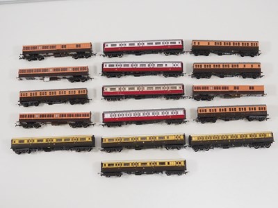 Lot 462 - A large group of unboxed OO gauge passenger...