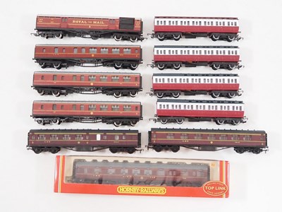 Lot 464 - A mixed group of OO gauge passenger coaches by...