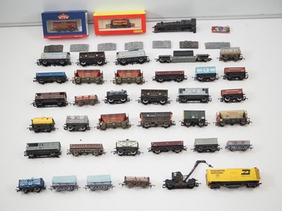 Lot 489 - A group of mostly unboxed OO gauge wagons by...