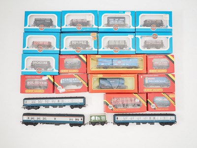 Lot 520 - A mixed group of mostly boxed OO gauge rolling...