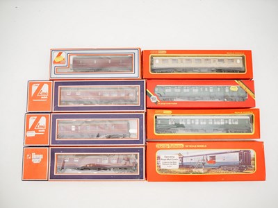 Lot 525 - A group of mixed OO gauge passenger coaches by...