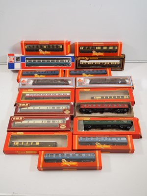 Lot 555 - A mixed group of OO gauge model railway...